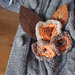 SPILLA in feltro e maglia tubolare.Arancione-beige-marrone -arancione(lana,seta,cotone).FIORI ,palline e cuore in legno.Foglie ricamate,in feltro.Gioiello/accessorio