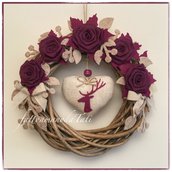 Corona in salice naturale decorata con rose di lino color ciclamino e cuore con cervo