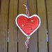 Addobbo di Natale a forma di cuore Amigurumi all'uncinetto bianco e rosso con stelline argento e oro