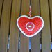 Addobbo di Natale a forma di cuore Amigurumi all'uncinetto bianco e rosso con bottone in plastica semi trasparente