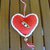 Addobbo di Natale a forma di cuore Amigurumi all' uncinetto bianco e rosso con bottone decorativo stile Montgomery