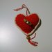Addobbo di Natale a forma di cuore Amigurumi all' uncinetto bianco e rosso con bottone decorativo stile Montgomery