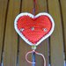 Addobbo di Natale a forma di cuore Amigurumi all' uncinetto bianco e rosso con campanellini