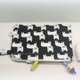 Astuccio con zip bianco e nero con stampa cagnolini 