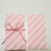 Sacchetti di carta a righe bianche e rosa