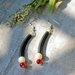 Orecchini Pop - pendenti neri con perle bianca e rossa