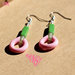 Orecchini Pop con caucciù rosa e perle in vetro verdi