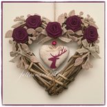 Cuore di vimini naturale decorato con rose di lino color ciclamino e cuore con cervo