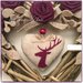 Cuore di vimini naturale decorato con rose di lino color ciclamino e cuore con cervo