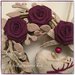 Cuore di vimini naturale decorato con rose di lino color ciclamino e cuore con cervo