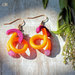 Orecchini pendenti arancioni con perle in avorio vegetale