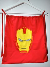 Zainetto rosso con maschera di Iron Man