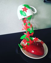 Centrotavola natalizio tazza con stalle di Natale 