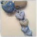 Fiocco nascita casetta in cotone ecrù con uccellino e 4 cuori sui toni del blu/azzurro