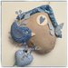 Fiocco nascita casetta in cotone ecrù con uccellino e 4 cuori sui toni del blu/azzurro