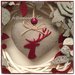 Corona di salice bianca con rose di lino grigio e cuore con cervo rosso