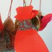 Palla di Natale piccola dorata serie "vestita da festa" decorata con abito in pannolenci rosso acceso
