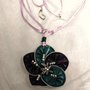 Collana lunga con ciondolo fiore verde e viola e strass