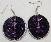 orecchini pendenti viola fatti a mano con cialde e perline