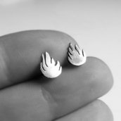 Piccoli orecchini a perno in argento a forma di fiamme