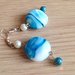 Orecchini pendenti con perle bianche e azzurre fatti a mano