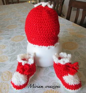                                                        cappellino e scarpine rosso/bianco da neonato