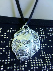 collana in tessuto morbido con testa di leone