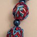 Collana con palline all'uncinetto nei toni del turchese, blu sfumato e lurex rosso
