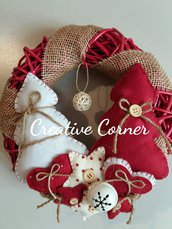 Ghirlanda natalizia in vimini con decorazioni in feltro 