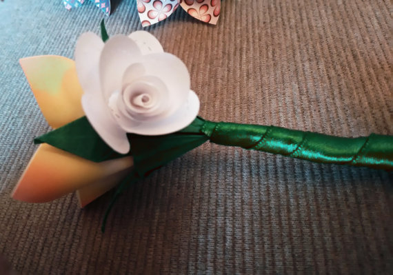 Set Bouquet Da Polso E Boutonniere Rose Bianche Per Matrimonio - Elegante E Regolabile - Foto 6