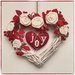 Cuore di vimini bianco JOY decorato con rose di lino bianco e cuore di lino rosso
