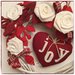 Cuore di vimini bianco JOY decorato con rose di lino bianco e cuore di lino rosso
