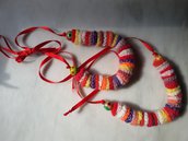 Collana di dischetti di lana colorata