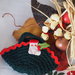 Mini BORSA verde in lana- uncinetto.Decorata con miniature(Calza in feltro ricamata e passamaneria )Decorazione di Natale.Segnaposto,Confezione per gioiello,bomboniera(personalizzabile).Ornamento per pacco