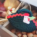 Mini BORSA verde in lana- uncinetto.Decorata con miniature(Calza in feltro ricamata e passamaneria )Decorazione di Natale.Segnaposto,Confezione per gioiello,bomboniera(personalizzabile).Ornamento per pacco