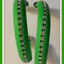 Orecchini a semi cerchio con piattina di silicone e catena strass verdi