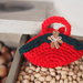 Mini BORSA rossa in lana- uncinetto.Decorata con miniature(gingerbread in feltro ,perline,ruche verde )Decorazione di Natale.Segnaposto,Confezione per gioiello,bomboniera(personalizzabile).Ornamento per pacco