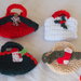 Mini BORSA rossa in lana- uncinetto.Decorata con miniature(gingerbread in feltro ,perline,ruche verde )Decorazione di Natale.Segnaposto,Confezione per gioiello,bomboniera(personalizzabile).Ornamento per pacco
