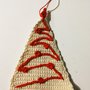 Applicazione natalizia alberello realizzato ad uncinetto con filato beige e ricamato in rosso