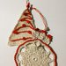 Applicazione natalizia alberello realizzato ad uncinetto con filato beige e ricamato in rosso