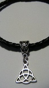 Bracciale in ecopelle con amuleto triangolo nodo celtico in argento tibetano