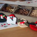  Mini BORSA beige -con ruche verde in lana- uncinetto.Decorata con miniature(Calza in feltro rossa-bianca)Decorazione di Natale.Segnaposto,Confezione per gioiello,bomboniera(personalizzabile).Ornamento per pacco
