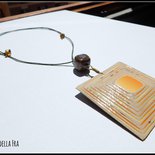 Collana regolabile con grande CIONDOLO quadrato IN CARTONCINO RICICLATO giallo