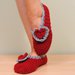 Pantofole uncinetto, scarpette in lana da donna, babbucce color rosso con cuori, idea regalo per Natale, accessorio femminile
