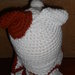 Cappellino e sciarpa a forma di Jack Russel realizzati in lana acrilica bianca 