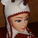 Cappellino e sciarpa a forma di Jack Russel realizzati in lana acrilica bianca 