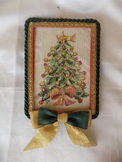 Quadretto natalizio dipinto a mano su stoffa e decorato con passamaneria 