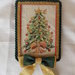Quadretto natalizio dipinto a mano su stoffa e decorato con passamaneria 