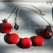 Collana rossa con bottoni vintage