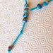 Collana lunga azzurra fatta a mano all'uncinetto con perle